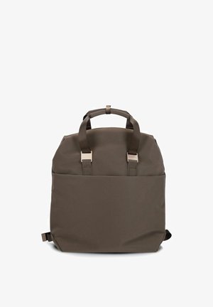 Brauner Rucksack aus glänzendem Stoff, mit gepolsterten Griffen und verstellbaren Trägern. Glatte Textur mit minimalistischem Design und ohne Verzierungen.