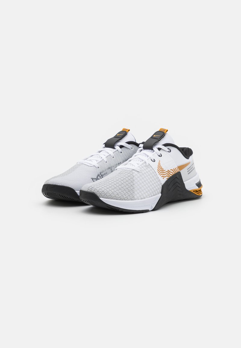 Nike Performance METCON 8 UNISEX Zapatillas de entrenamiento - white/gold/black/photon dust/blanco -