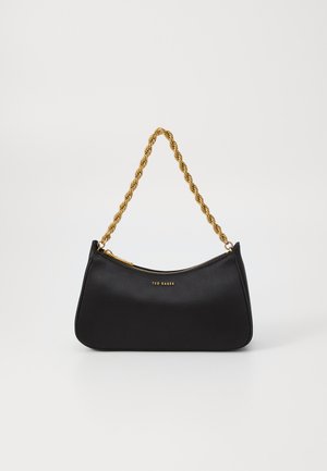 Zwarte satijnen handtas met een gebogen vorm, voorzien van een gouden kettingriem en een ritsopening. "TED BAKER" logo geëmbosseerd aan de voorkant.