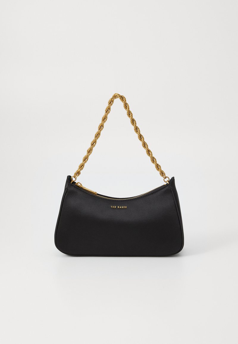 Juodas satino rankinė su išlenkta forma, kuri turi auksinio tono grandinėlę ir užtrauktuką. "TED BAKER" logotipas išspaustas priekyje.