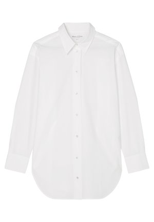 Camisa blanca de manga larga con botones, cuello puntiagudo y puños, tela lisa y dobladillo ligeramente redondeado.