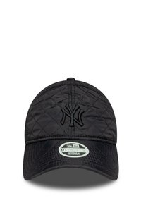 Cappello nero imbottito con logo ricamato sul frontale, visiera curvata e cinturino regolabile sul retro.