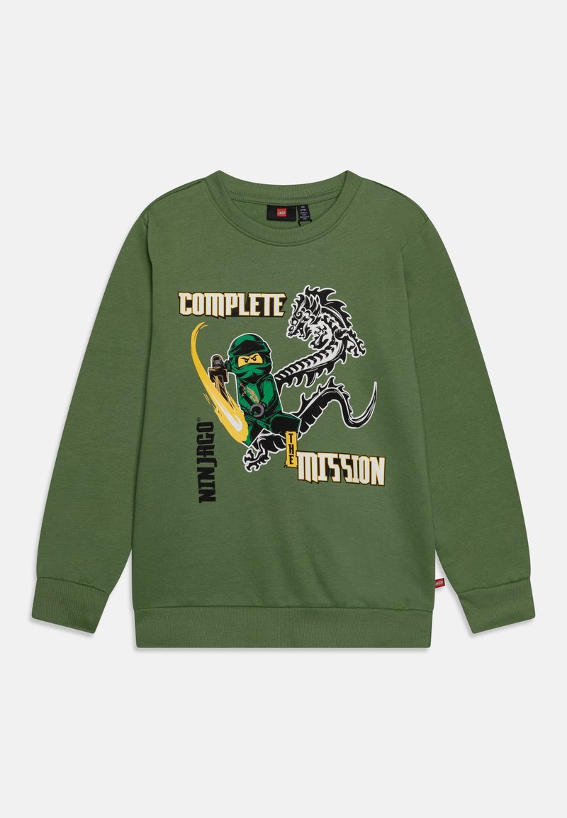 Grünes Sweatshirt mit langen Ärmeln, einem Ninja-Charakter, schwarzer Drachen-Grafik und den Texten "COMPLETE THE MISSION" und "NINJAGO" auf der Vorderseite.