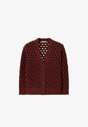 Cardigan en maille bordeaux avec un motif à gros trous, poignets et ourlet côtelés, poches devant, col en V et quatre boutons noirs.