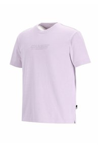 Šviesiai violetinė medvilninė marškinėliai su trumpomis rankovėmis, apvaliu kaklu ir subtiliu iškilniu logotipu "CHASIN'" priekyje. Šonuose yra įpjovimai.