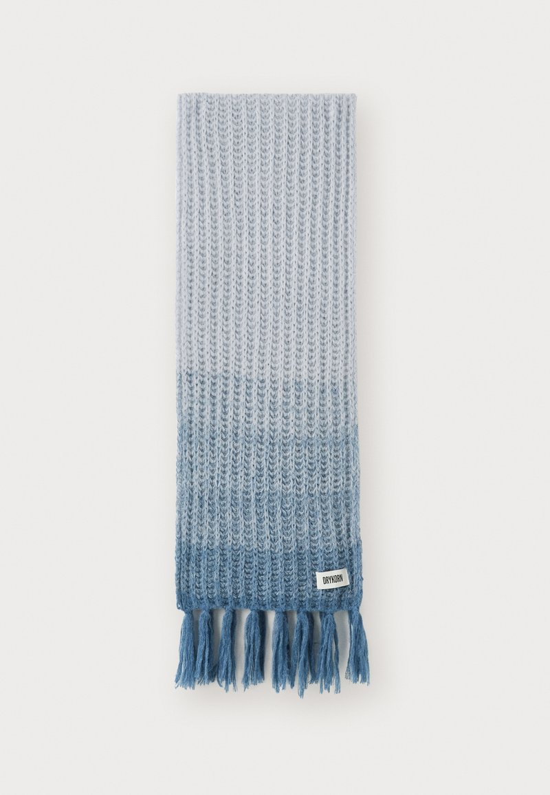 Strikket tørklæde i gradient nuancer fra lys til mørk blå, med frynsede kanter og et mærke nederst til højre. Blød tekstur og ribbet design.