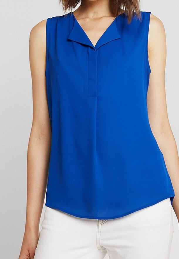 Bezrękawnik w kolorze niebieskim z dekoltem w kształcie litery V i subtelnym plisowanym kołnierzykiem, wykonany z gładkiego materiału, z zaokrąglonym dołem i bez widocznych zapięć.