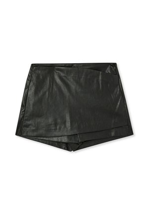 Pantaloni corti neri in ecopelle con una texture liscia e un design piegato sul davanti. Presentano una vita ben definita e un taglio deciso.