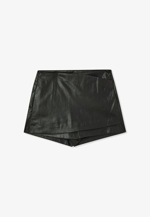 Pantaloni corti neri in ecopelle con una texture liscia e un design piegato sul davanti. Presentano una vita ben definita e un taglio deciso.