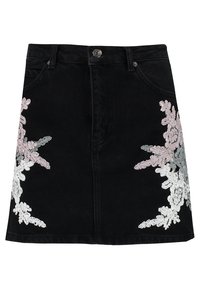 Černá džínsová sukně s květinovou výšivkou v růžové, bílé a šedé barvě na obou stranách; má pět kapes a zapínání na knoflík vpředu.