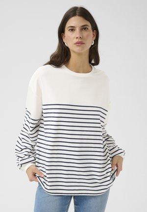 Sweatshirt à rayures en crème et marine, avec un col rond, des manches longues et un patch de logo à l'ourlet. Texture douce en mélange de coton.