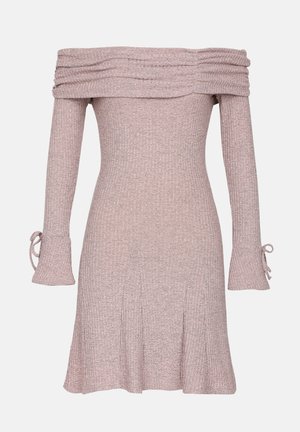 Off-shoulder kjole i myk rosa ribbestrikket stoff, med utsvingte ermer med knytedetaljer og en utsvinget kant.