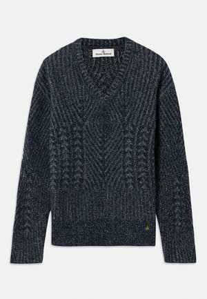 Dunkelblaues und graues meliertes Strick-V-Ausschnitt-Sweatshirt mit langen Ärmeln und einem kleinen Logopatch nahe dem Saum auf einem schlichten Hintergrund.
