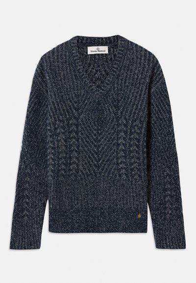 Tumesinine ja halli marlikud kootud V-kaelusega sviiter pikade varrukatega ning väikese logo plaasterdiga helle ääres, ühtlasel taustal.