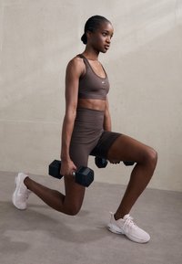 Nike Performance BRA - Sportski grudnjak s blagom potporom - baroque brown/white