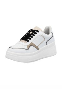 Weiße Sneaker mit schwarzen Schnürsenkeln, die beige Akzente und kontrastierende Nähte aufweisen. Chunky weiße Sohle mit strukturierter Oberfläche.