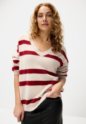 Beige gestrickter Pullover mit roten horizontalen Streifen, V-Ausschnitt und lockerer Passform. Lange Ärmel mit aufgerollten Bündchen, weiche Textur und lässige Silhouette.