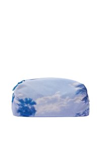 Niebieska kosmetyczka z nadrukiem chmur, w zaokrąglonym kształcie, z miękkiego materiału i turkusowym zamkiem błyskawicznym, o wymiarach około 25 cm szerokości.
