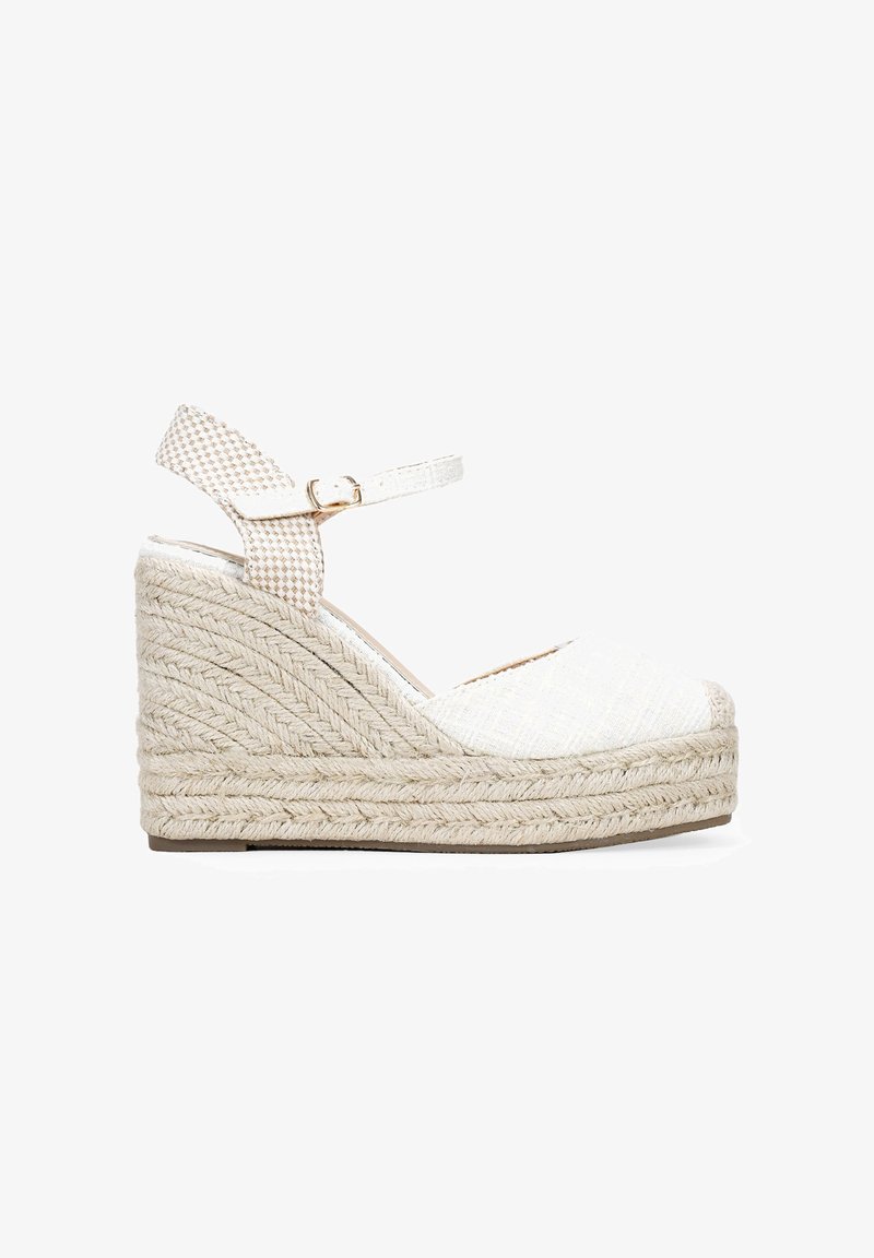 Sandale compensée blanche avec bride cheville, semelle plateforme en jute tissé, bout fermé et tige en tissu texturé.