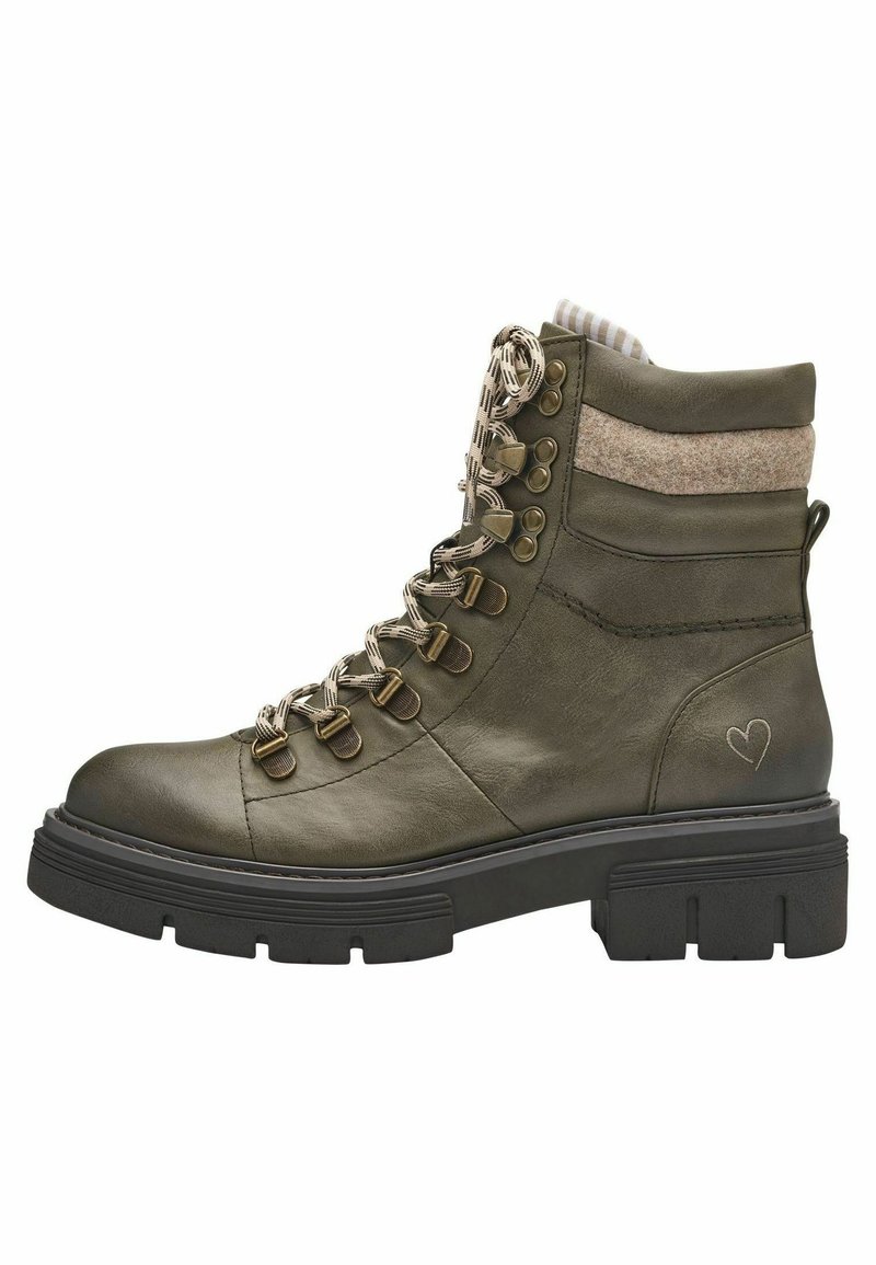 Bota de cuero verde oliva con un panel texturizado y acentos en gris claro, que presenta ojetes metálicos, cordones redondos y una suela gruesa negra.
