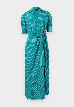 Blågrøn midi slå-om kjole med hvide lodrette striber, korte puffede ærmer, krave med revers og bælte i samme stof ved taljen.