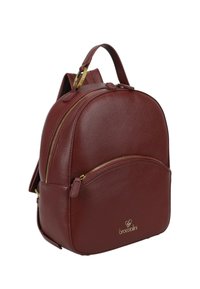 Zaino in pelle bordeaux dalla forma arrotondata, con tasca frontale con cerniera e dettagli in oro. Logo impresso nella parte inferiore.