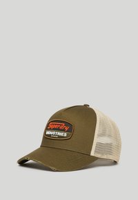 Olivgrüner Hut mit gebogenem Schirm, Netzrücken und vorderem Panel in Khaki mit aufgesticktem "Superdry Industries"-Patch.