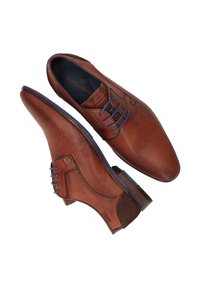 Bruine leren schoenen met textuur, voorzien van blauwe veters en een contrasterende accent van donkerbruin suede. Heeft een slank ontwerp en een spitse neus.