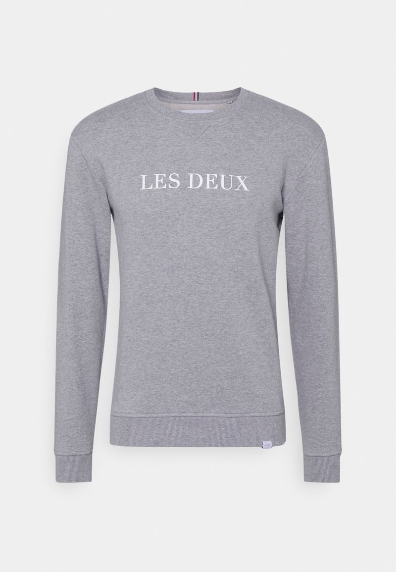 Sweat-shirt gris à manches longues avec col rond, texte blanc "LES DEUX" sur la poitrine, poignets côtelés et petite étiquette à l’ourlet.