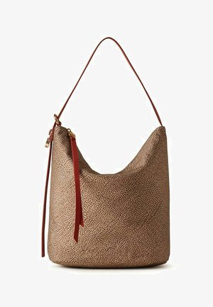 Borsa hobo in pelle marrone testurizzata con tracolla lunga e sottile tirazip a nappina rossa su sfondo bianco.