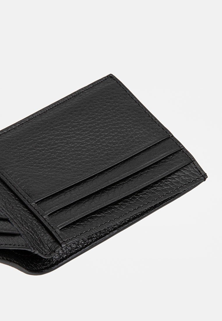 Schwarze Lederbrieftasche mit strukturiertem Finish, mehreren Kartenfächern und klaren Linien. Kompaktes Design mit genähten Kanten für Langlebigkeit.