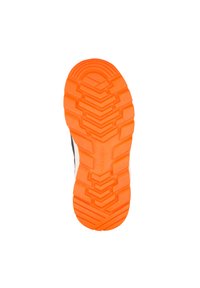 Trail-Schuhsohle, mit einer leuchtend orangefarbenen Gummisohle und tiefen Profilmustern für besseren Halt, sowie einem schwarzen und weißen oberen Rand für bessere Sichtbarkeit.