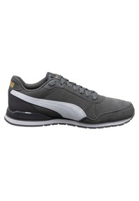 Baskets Puma grises avec bande latérale blanche, lacets gris, col de cheville rembourré et semelle noire et blanche, vues de côté.