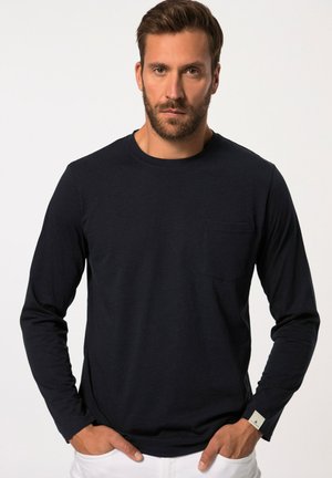 Marineblauwe langelijfshirt van katoen, met een ronde hals, een zak op de linkerborst en een klein label op de mouw.