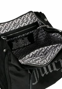 Borsa tote in tessuto nero con chiusura a zip, caratterizzata da un logo impresso a rilievo e da una fodera con motivo in bianco e nero con design testuale. Include una tasca interna con zip.