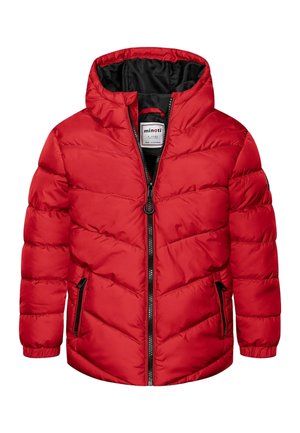 Veste matelassée rouge à capuche avec fermeture éclair noire et deux poches zippées à l'avant, avec une étiquette de la marque à l'intérieur du col.