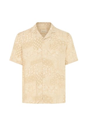 Chemise beige à manches courtes avec des boutons, arborant un motif patchwork subtil de cachemire et de bandana, et un col de style camp.
