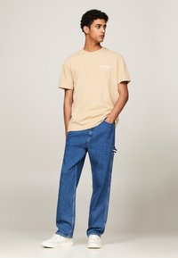 Tommy Jeans FLAG BACK LOGO  - Camiseta estampada - gentle gold
