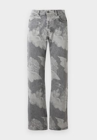 Des jeans en denim gris présentent un motif photographique de chérubins et d'ailes, avec une coupe droite et un design à cinq poches.