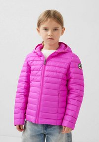 Felroze opgevulde jas met ritssluiting aan de voorkant, capuchon en horizontaal doorgestikt ontwerp. Heeft zijzakken en een logopatch op de mouw.