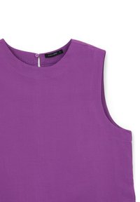 Top senza maniche di colore viola realizzato in tessuto leggero. Presenta un collo rotondo e una chiusura con bottone sul retro. Texture liscia e design semplice.