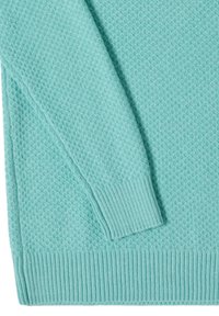 Jasnoniebieski sweter z dzianiny z teksturowanym wzorem, ściągaczami na mankietach i dole, wykonany z miękkiego, przytulnego materiału.