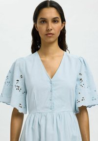 Selected Femme DAHLIA SHORT BRODERI - Vestito casual - cashmere blue