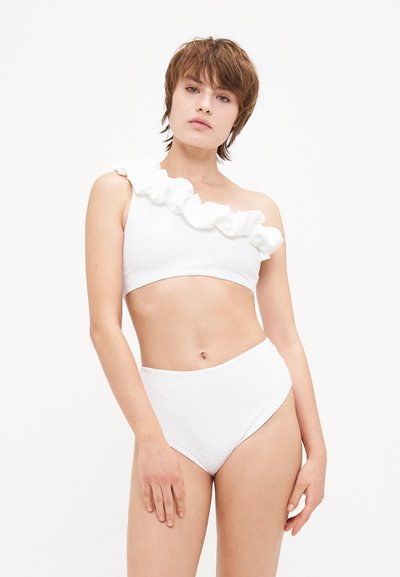 Biele bikini s textúrovaným povrchom. Vrchná časť má dizajn cez jedno rameno s volánikmi; spodná časť má vysoký pás.