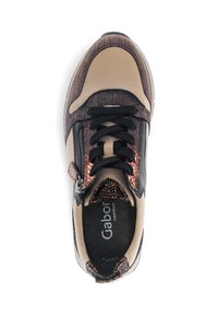 Sneaker in beige en zwart leer, met een gestructureerde bruine accent, zwarte veters en een zijrits voor eenvoudig aan- en uittrekken. Gabor comfort branding zichtbaar.