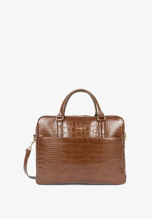 Sac en cuir brun à motif crocodile avec poignées du haut doubles, une bandoulière amovible, des éléments en doré et une poche avant.