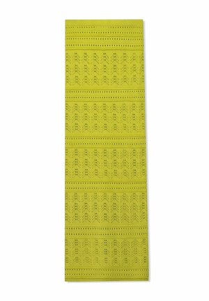 Tissu vert avec un motif texturé présentant des lignes horizontales alternées ondulées et droites, incorporant de petits détails découpés.