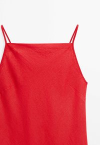 Rotes ärmelloses Oberteil mit dünnen Trägern und einem quadratischen Ausschnitt, aus strukturiertem, leichtem Stoff gefertigt.