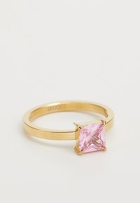 Goldring mit einem quadratisch geschliffenen rosa Stein, der in vier Krappen gefasst ist, mit einem glatten Band und einer polierten Oberfläche.