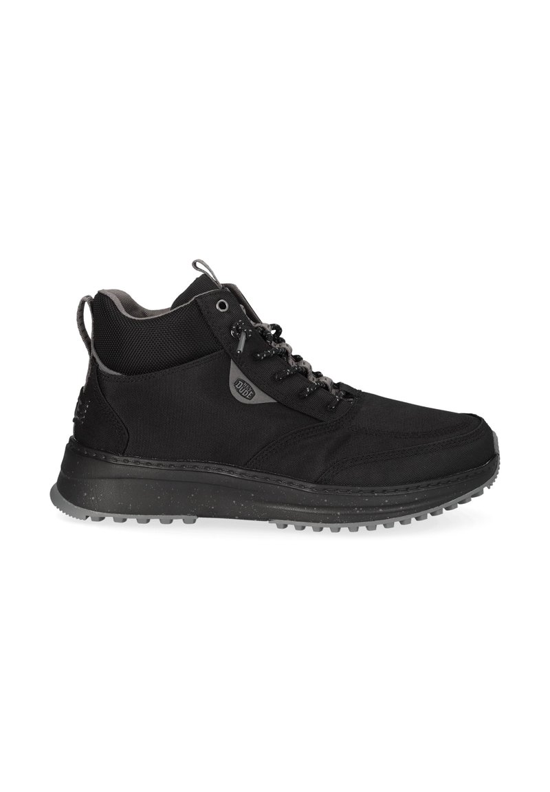 Scarpe alte nere realizzate in tessuto e gomma, con tela testurizzata, punta rinforzata e suola robusta con pattern antiscivolo.